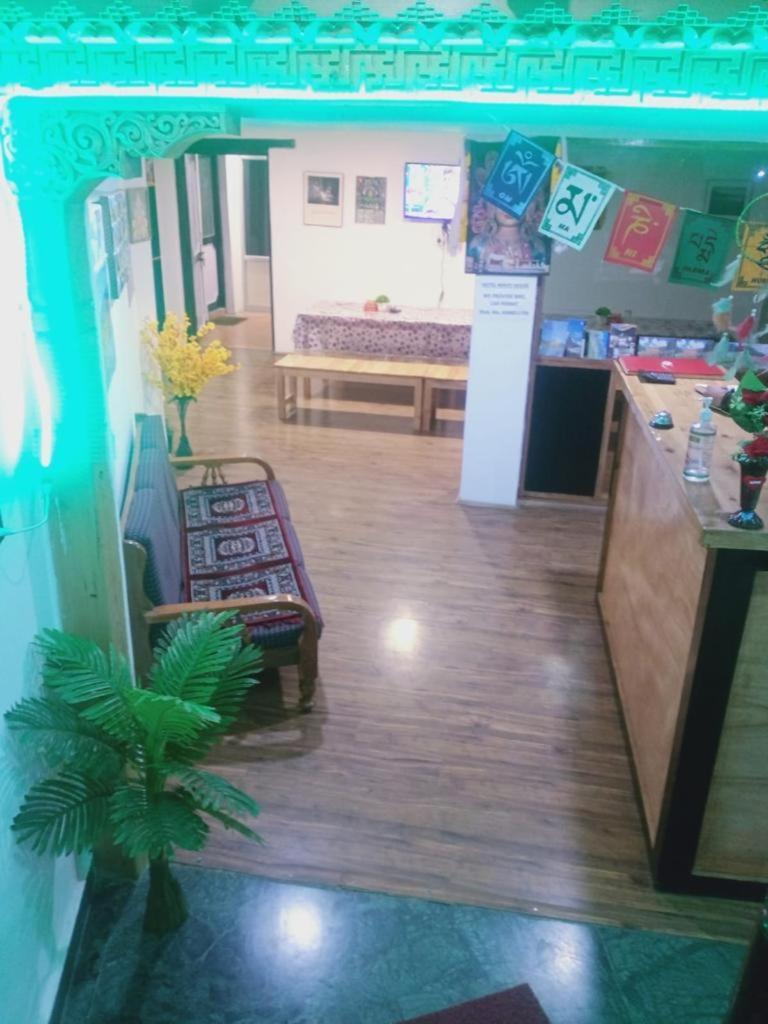 White House Homestay