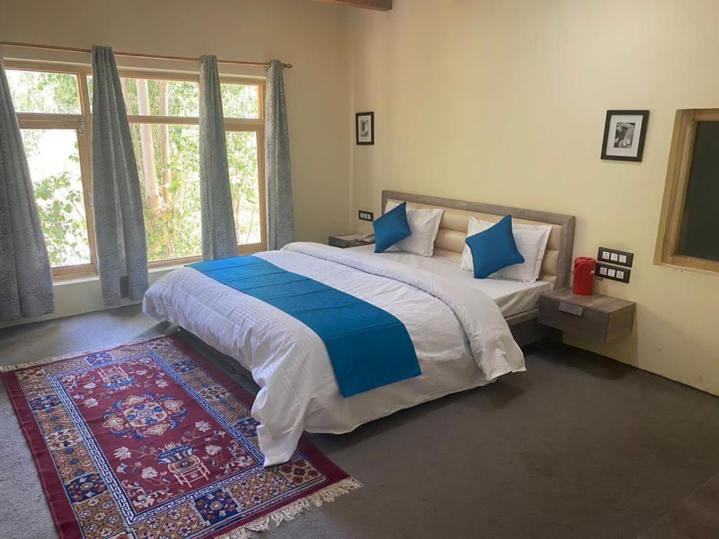 White House Homestay *