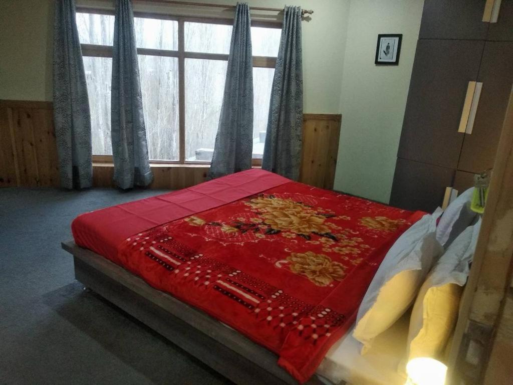 Homestay White House *